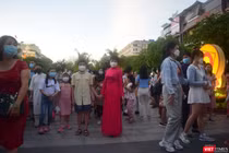 Người dân TP.HCM đi chơi ở Đường hoa Tết nguyên đán Nhâm Dần. Ảnh: Minh Tuệ