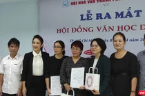 Nhà văn Trịnh Bích Ngân, Chủ tịch Hội Nhà văn TP.HCM, nhà văn Bùi Anh Tấn, Phó chủ tịch Hội - Tổng biên tập Tạp chí Văn nghệ TP.HCM; NSƯT Thanh Thúy, Phó Giám đốc Sở Văn hóa & Thể thao TP.HCM cùng Hội đồng Văn học dịch 