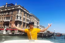 Diễn viên Hồng Đăng khoe hình đang đi du lịch châu Âu cách đây vài ngày. Ảnh: FBNV