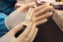 Test nhanh kháng nguyên COVID-19. Ảnh: Hoà Bình