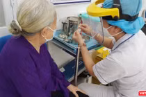 Thực hiện tiêm chủng COVID-19 mũi 4 cho người trên 50 tuổi tại TP.HCM