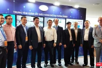 Ông Nguyễn Minh Hồng - Chủ tịch VDCA, nguyên Thứ trưởng Bộ Thông tin và Truyền thông (thứ 3 từ bên phải) cùng các lãnh đạo trong một lần tham quan Trung tâm Điều hành giám sát đô thị thông minh TP.HCM - Ảnh: Hòa Bình