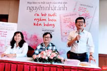 Nhà văn Nguyễn Nhật Ánh và Ban Lãnh đạo NXB Trẻ tại buổi ra mắt sách sáng 14/1 - Ảnh: Hoà Bình