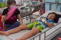 Bệnh nhân mắc sốt xuất huyết phải cấp cứu tại Bệnh viện Nhi Đồng 1 (TP.HCM). Ảnh: Hòa Bình