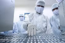 Bên trong nhà máy sản xuất thuốc đặc trị COVID-19 Công ty TNHH Liên doanh Stellapharm - Ảnh: Tiền Phong