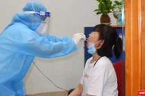 Test nhanh COVID-19 cho đối tượng học sinh, ngoài thực hiện tại các trạm y tế phường, xã, các bệnh viện, nay phụ huynh được phép tự thực hiện tại nhà với học sinh đối tượng F1. Ảnh: HCDC 