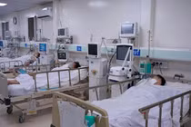Bệnh nhân ngộ độc Methanol nhập viện vào Bệnh viện Nhân dân Gia Định. Ảnh: Báo Tin tức