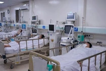 Bệnh nhân ngộ độc Methanol nhập viện vào Bệnh viện Nhân dân Gia Định. Ảnh: Báo Tin tức