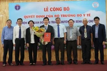 TS.BS Lâm Việt Trung (người ôm hoa) được bổ nhiệm làm Phó Giám đốc Bệnh viện Chợ Rẫy