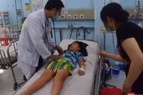 TS.BS Nguyễn Minh Tuấn thăm khám bệnh nhi sốt xuất huyết phải chuyển viện từ BV Quận 12 đến BV Nhi Đồng 1- Ảnh: Hòa Bình