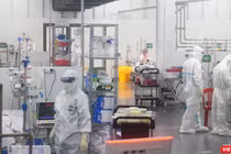 Đồng nghiệp hỗ trợ TP.HCM tại Trung tâm Hồi sức COVID-19 BV Trung ương Huế, khu vực điều trị Bệnh nhân nặng. Ảnh: Hoà Bình