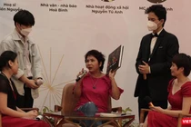 Hoạ sĩ Hiền Nguyễn dặn dò hai bạn trẻ quan tâm theo đuổi đam mê mỹ thuật