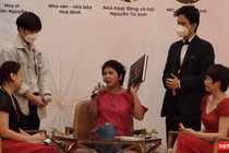 Hoạ sĩ Hiền Nguyễn dặn dò hai bạn trẻ quan tâm theo đuổi đam mê mỹ thuật