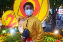 Người dân TP.HCM chào đón Tết Nhâm Dần 2022 trên Đường hoa Nguyễn Huệ. Ảnh: Hoà Bình