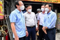 Bí thư Nguyễn Văn Nên tìm hiểu thực tế về phòng chống dịch sốt xuất huyết ở quận Bình Tân