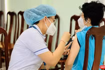 Tiêm vaccine COVID-19 cho người dân TP.HCM. Ảnh: HCDC 