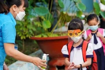 Học sinh đến trường thực hiện công tác phòng dịch - Ảnh: Chí Hùng