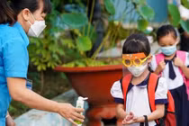 Học sinh đến trường thực hiện công tác phòng dịch - Ảnh: Chí Hùng