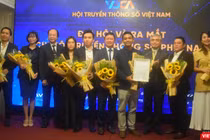 Ông Nguyễn Minh Hồng – Chủ tịch Hội Truyền thông số Việt Nam trao Quyết định thành lập và công nhận Ban chấp hành Chi hội miền Nam. Ảnh: Hòa Bình 