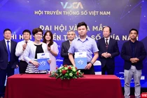 Trước sự chứng kiến của lãnh đạo Hội Truyền thông số, các doanh nghiệp ký kết hợp tác phát triển kinh tế số tại Lễ ra mắt Chi hội miền Nam. Ảnh: Hòa Bình
