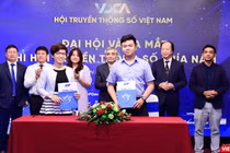 Trước sự chứng kiến của lãnh đạo Hội Truyền thông số, các doanh nghiệp ký kết hợp tác phát triển kinh tế số tại Lễ ra mắt Chi hội miền Nam. Ảnh: Hòa Bình