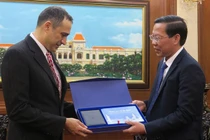 Chủ tịch UBND TPHCM Phan Văn Mãi tiếp ông Behzah Babakhani, tân Tổng lãnh sự Canada tại TPHCM. Ảnh: TTBC