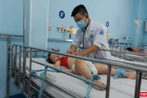 Bác sĩ Dư Tuấn Quy, Trưởng Khoa Nhiễm - Bệnh viện Nhi Đồng 1 TP.HCM khám cho bệnh nhi. Ảnh: HB