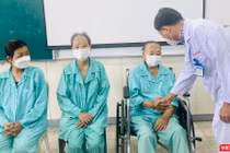TS BS Trần Anh Bích, Phó khoa Tai Mũi Họng bệnh viện Chợ Rẫy hỏi thăm và chúc mừng các bệnh nhân đã phẩu thuật thành công