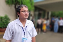 Bác sĩ Trương Hữu Khanh – chuyên gia chống dịch bệnh truyền nhiễm nguy hiểm, nguyên Trưởng khoa Nhiễm - Thần kinh (Bệnh viện Nhi Đồng 1-TP.HCM). Ảnh: Hòa Bình