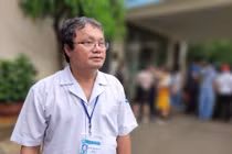 Bác sĩ Trương Hữu Khanh cảnh báo cha mẹ lưu ý biến chứng nguy hiểm của bệnh tay chân miệng (Ảnh: Hoà Bình) 