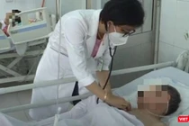 Bác sĩ chăm sóc bệnh nhi mắc tay chân miệng