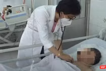 Bác sĩ chăm sóc bệnh nhi mắc tay chân miệng