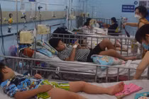 Bệnh nhân mắc sốt xuất huyết nhập viện vào Bệnh viện Nhi Đồng 1 TP.HCM - Ảnh: Hòa Bình