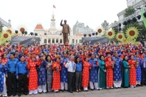 Các cặp đôi nên duyên trong chương trình lễ cưới tập thể tại TP.HCM sẽ có nghi thức dâng hoa Chủ tịch Hồ Chí Minh tại phố đi bộ Nguyễn Huệ