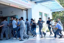 Diễn tập xử lý tình huống khẩn cấp khi hai nhóm giang hồ truy sát nhau tại Bệnh viện Nhân dân Gia Định, TP.HCM. Ảnh: Duyên Phan