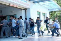 Diễn tập xử lý tình huống khẩn cấp khi hai nhóm giang hồ truy sát nhau tại Bệnh viện Nhân dân Gia Định, TP.HCM. Ảnh: Duyên Phan