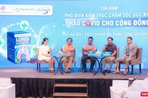 Bác sĩ Trương Hữu Khanh - người thứ hai từ trái qua, bác sĩ Nguyễn Thanh Sang – Giám đốc Trung tâm Phục hồi chức năng vật lý trị liệu và tâm lý trị liệu sau nhiễm COVID-19 (Bệnh viện Lê Văn Thịnh) - người ngồi chính giữa - tại Tọa đàm chăm sóc sức khỏe hậu COVID-19 tại TP.HCM với sự tham gia của nhiều bác sĩ, dược sĩ
