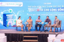 Bác sĩ Trương Hữu Khanh - người thứ hai từ trái qua, bác sĩ Nguyễn Thanh Sang – Giám đốc Trung tâm Phục hồi chức năng vật lý trị liệu và tâm lý trị liệu sau nhiễm COVID-19 (Bệnh viện Lê Văn Thịnh) - người ngồi chính giữa - tại Tọa đàm chăm sóc sức khỏe hậu COVID-19 tại TP.HCM với sự tham gia của nhiều bác sĩ, dược sĩ