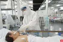 Chăm sóc bệnh nhân nặng COVID-19 tại BV dã chiến ở TP.HCM