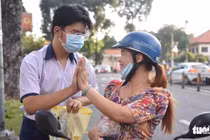 Bà Hồng Nhung (quận Bình Thạnh, TP.HCM) động viên con trai tại kỳ thi vào lớp 10 TP.HCM - Ảnh- NGỌC PHƯỢNG