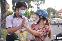 Bà Hồng Nhung (quận Bình Thạnh, TP.HCM) động viên con trai tại kỳ thi vào lớp 10 TP.HCM - Ảnh- NGỌC PHƯỢNG