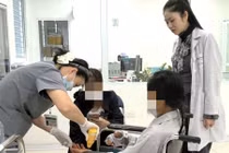 Cho chó Becgie nặng 30kg ăn, nữ chủ bị cắn nát 2 bàn tay phải phẫu thuật khẩn