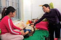 GS. Tạ Thành Văn thăm bệnh nhi ở TTYT huyện Mường Nhé 