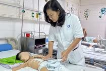 Bị xe công nông cán qua người, bé gái 3 tuổi được cứu sống kỳ diệu