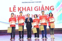 GS.TS. Tạ Thành Văn - Hiệu trưởng Trường Đại học Y Hà Nội tặng giấy khen và phần thưởng cho các sinh viên đạt thành tích xuất sắc