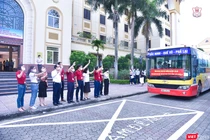 Các thầy cô lãnh đạo Trường Đại học Y Hà Nội tiễn đoàn cán bộ, sinh viên lên đường vào tâm dịch, do GS.TS. Tạ Thành Văn – Chủ tịch Hội đồng Trường Đại học Y Hà Nội - trực tiếp dẫn đầu.