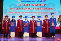 GS.TS.NGND. Tạ Thành Văn – Bí thư Đảng ủy, Chủ tịch Hội đồng Trường Đại học Y Hà Nội và Ban Giám hiệu Trường Đại học Y Hà Nội trao bằng tốt nghiệp cho các tân bác sĩ và cử nhân y khoa 