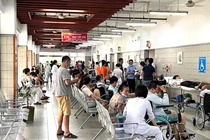 Bệnh nhân chờ khám bệnh tại bệnh viện