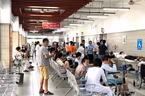 Bệnh nhân chờ khám bệnh tại bệnh viện