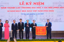 Thủ tướng Chính phủ Phạm Minh Chính trao Cờ Thi đua của Chính phủ cho Trường Đại học Y Hà Nội